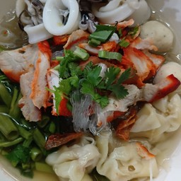 วุ้นเส้นเกี้ยวหมูแดงเครื่องโฟนําใส
