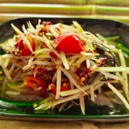 อีสานแซ่บร้อยเอ็ดไก่ทอดสมุนไพร หน้าโรงแรมกรุงทองถนนสนามบินเก่า