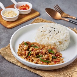 เบนโตะข้าวกะเพราหมูสันคอ ฟรี! เครื่องเคียงและซุปมิโสะ