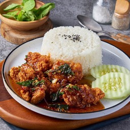เบนโตะข้าวกะเพราไก่กรอบ ฟรี! เครื่องเคียงและซุปมิโสะ