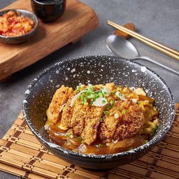 เบนโตะข้าวหน้าคัตสึด้งหมูสันนอกทอด ฟรี! เครื่องเคียงและซุปมิโสะ