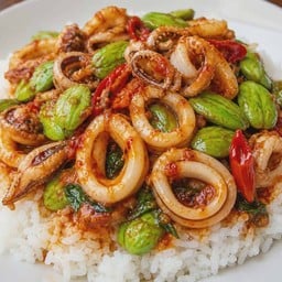 หมึกผัดพริกแกงสตอ ราดข้าว