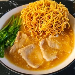 ราดหน้าเส้นหมี่กรอบหมูหมัก