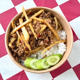 ข้าวราดกระเพราใส่หน่อไมั