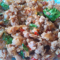กะเพราหมูสับวุ้นเส้นราดข้าว