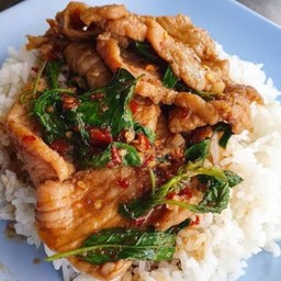 กระเพราหมูชิ้นราดข้าว