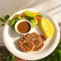 สเต็กสันคอหมูพริกไทยดำ