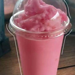 NaNa น้ำมะพร้าวปั่นนมสด&น้ำมะพร้าวน้ำหอม A shop selling blended coconut drinks with fresh milk and fragrant coconut water.