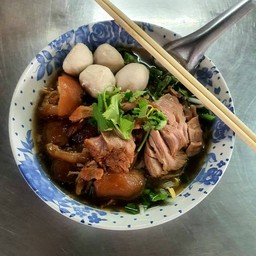 ก๋วยเตี๋ยวขาหมูนําข้น