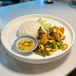 ผัดฉ่าทะเลบกราดข้าว ( Stir fried seafood & crisy pork with spicy southern curry paste )
