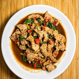 ผัดกระเพราเนื้อ กับข้าว