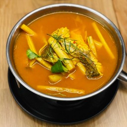 แกงเหลืองหน่อไม้ดอง ปลากระพง ( Yellow Curry with Barramundi )