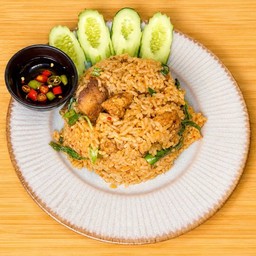 ข้าวผัดพริกแกงหมูกรอบ คลุกข้าว