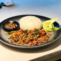 ผัดกระเพราราดข้าว ( Stir fried Thai basil )