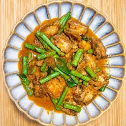 ผัดพริกแกงหมูกรอบ กับข้าว