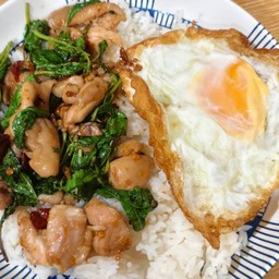 ข้าวกะเพราไก่ไข่ดาว