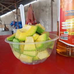 อะโวคาโด้สดหั่นชิ้นราดนมข้น