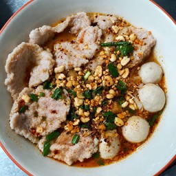 ก๋วยเตี๋ยวต้มยำหมูเด้ง พิเศษ