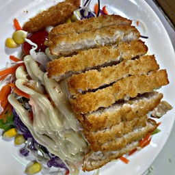 สลัดผักไก่ทอด