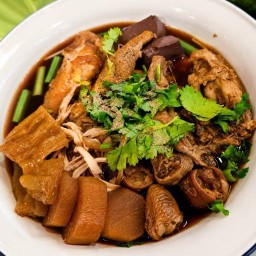 ก๋วยเตี๋ยวไก่ต้มตุ๋น เนื้อย่าง ไก่แดง ตลาดกรีนวินเทจรัชโยธิน
