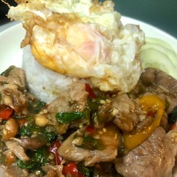กะเพราหมู+ไข่ดาว