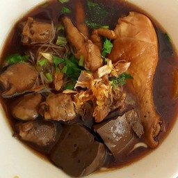 ก๋วยเตี๋ยว ไก่มะระ พิเศษ มีน่อง