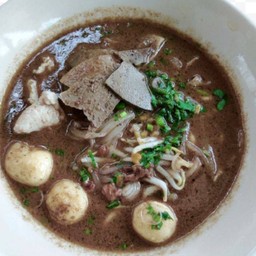 ก๋วยเตี๋ยวหมูน้ำตก ( หมูตุ๋นล้วน )