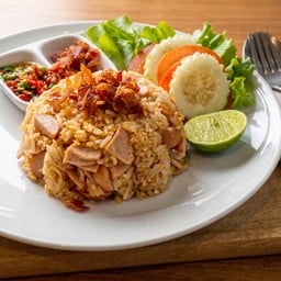 ข้าวผัดหนักเครื่อง