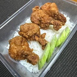 ข้าวปีกบนทอดน้ำจิ้มแจ่ว ( เสริฟปีกบน 4 ชิ้น )