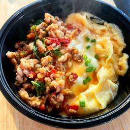 ข้าวกระเพราหมูสับไข่ข้น