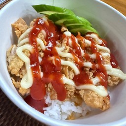 ข้าวไก่ทอด ราดมายองเนส +  ซอสมะเขือเทศ