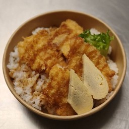 ข้าวหน้าปลา Sakana ทอดสไตล์ญี่ปุ่น