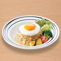 ข้าวผัดกระเทียมปลาแซลมอน