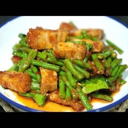 ถั่วฝักยาวผัดพริกแกงหมูกรอบ