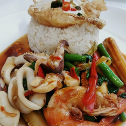 ข้าวราดกระเพราทะเล