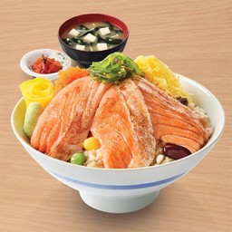 ข้าวกล้องหน้าปลาแซลมอนย่าง