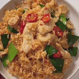 ข้าวผัดต้มยำไก่