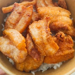 ข้าวหมูสามชั้นทอดน้ำปลา