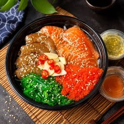 ข้าวหน้ากุ้งดองและแซลมอนดอง