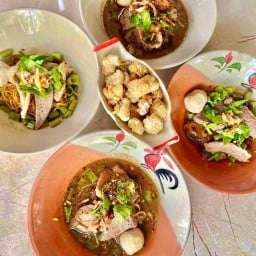 ก๋วยเตี๋ยวเรือร่มไทร ซ.ประชาอุทิศ131 หมูเนื้อแยกหม้อ