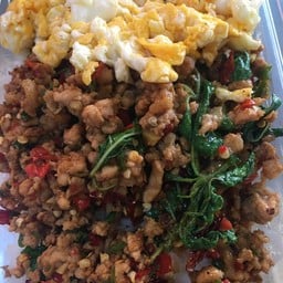 ข้าวไข่ขยี้ กระเพราหมูสับ