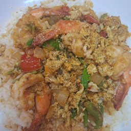 ผัดผงกะหรี่ราดข้าว