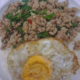 กระเพราหมูสับราดข้าว ( ราคาไม่รวมไข่ดาว )