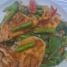 ผัดพริกแกงราดข้าว