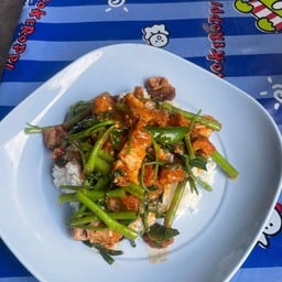 ผัดผักบุ้งหมูกรอบ