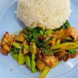คะน้าหมูกรอบ