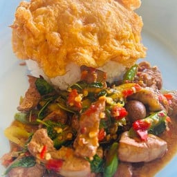 กะเพราเครื่องในไก่