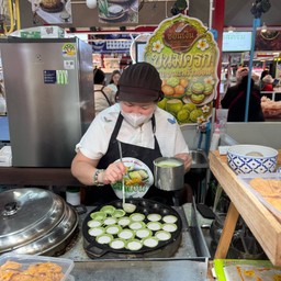 ร้าน ช้อนเงิน ขนมครกใบเตยมะพร้าวอ่อน  ตลาดนนท์สต็อป