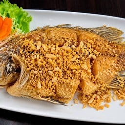 ปลากะพงทอดกระเทียม  Fried sea bass with garlic
