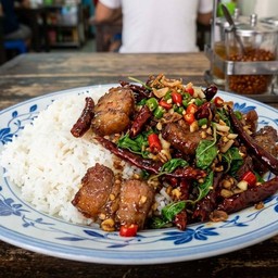 กะเพราพริกแห้งแหนมหมูราดข้าว